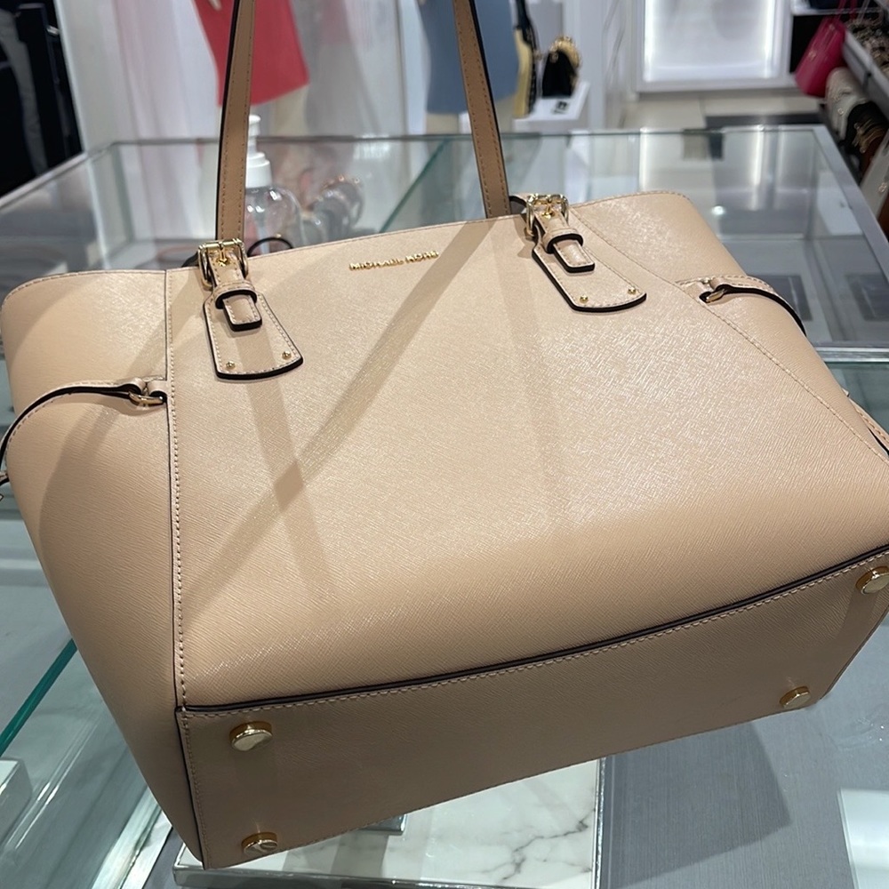 Michael Kors Voyager Small Saffiano Leather Tote Bag
Style#30H1GV6T4T
NWT
OYSTER - Picture 7 of 16